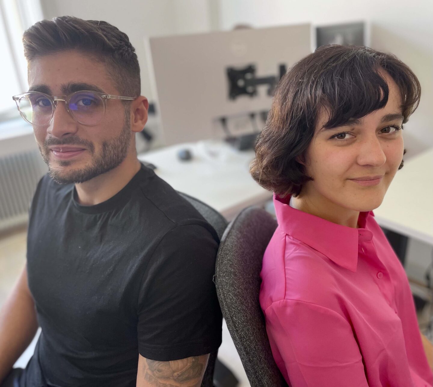 Bild på nyanställda systemutvecklare hos Zimply: Clara-Cecilia Dias-Taguatinga och Jeremy Demirel.