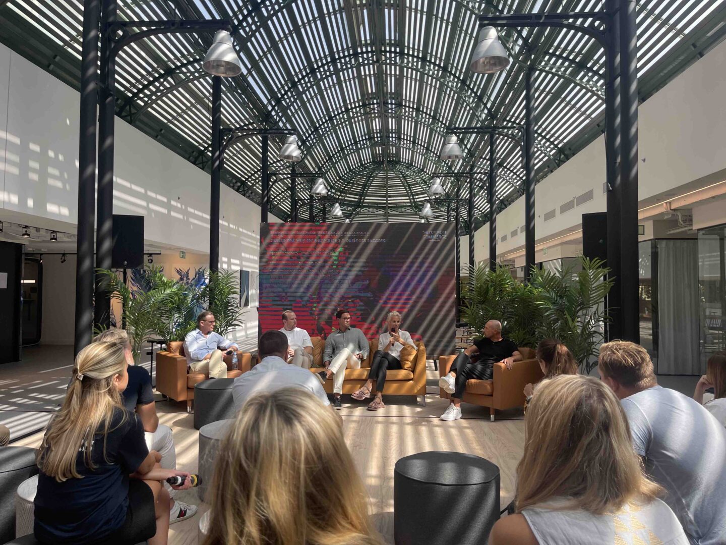 Bild på Daniel med flera i expertpanelen på Future of Commerce.